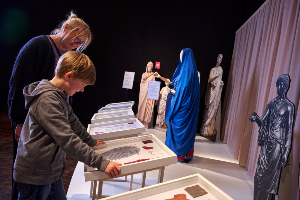 Ausstellungsansicht DRESSED © VARUSSCHLACHT im Osnabrücker Land gGmbH Museum & Park Kalkriese, Foto: Manfred Pollert