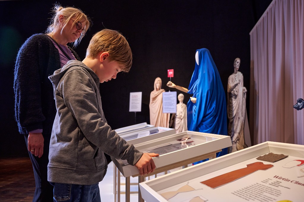 Ausstellungsansicht DRESSED © VARUSSCHLACHT im Osnabrücker Land gGmbH Museum & Park Kalkriese, Foto: Manfred Pollert